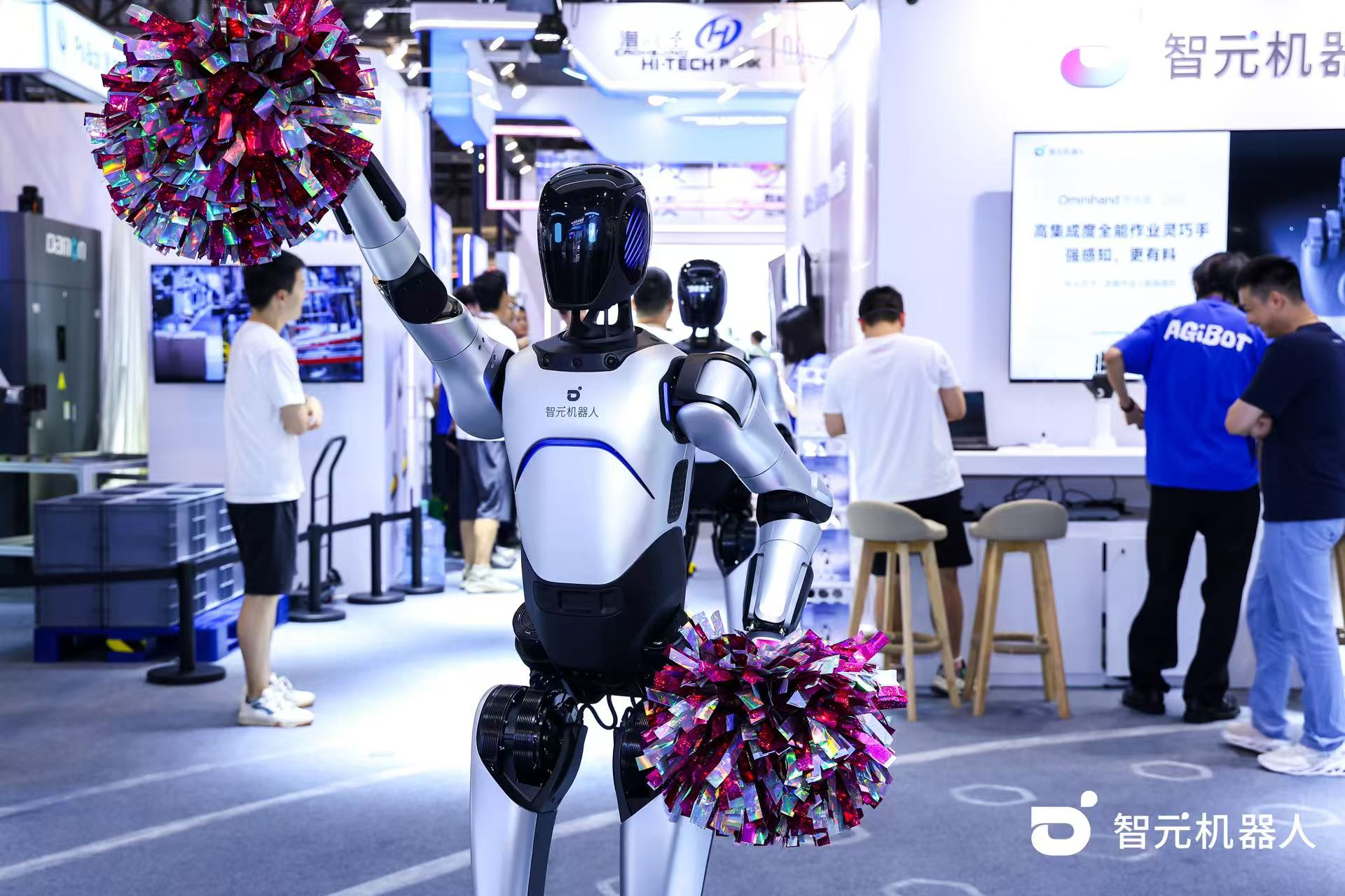 jiuyou.com九游机器人 WAIC 首日展台火爆，机器...